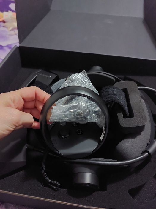 cască Pimax Crystal Light VR. 
Aceasta este un dispozitiv PC VR care n