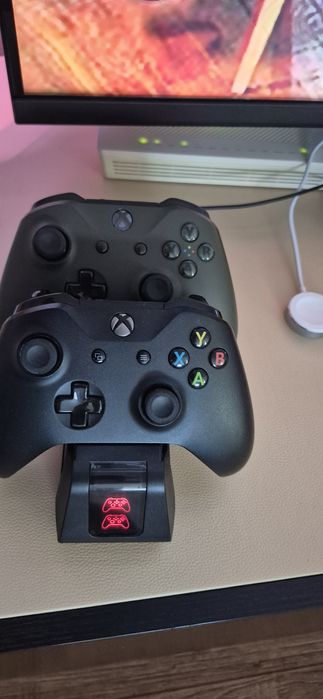Xbox one cu kinect,  doua controlere  cu acumulator si doc de încărcare plus  8 jocuri