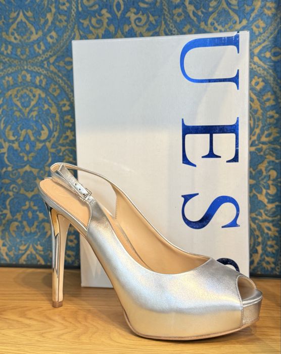 Красиви дамски сандали GUESS