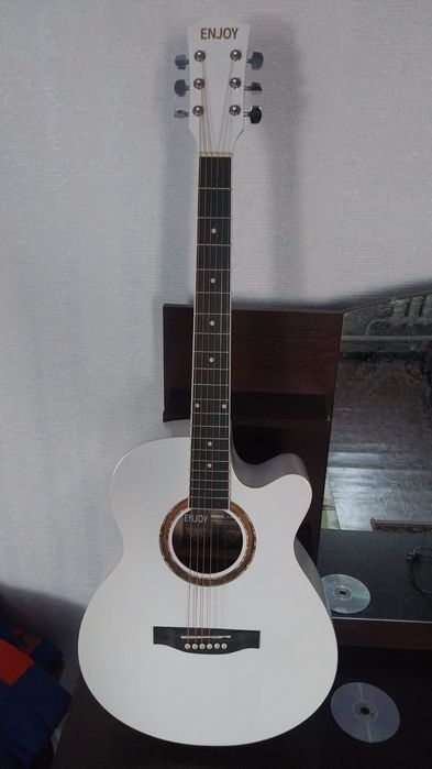 Продам гитару новую