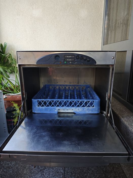 Професионална съдомиялна машина