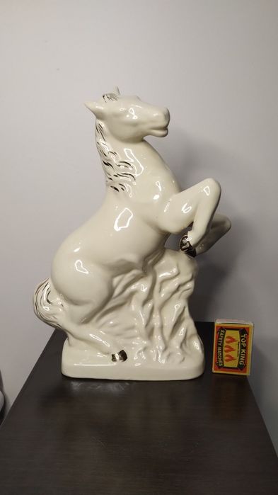 Изключително красива статуетка на кон от порцелан.