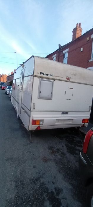 Vănd caravană are ate are dotări baie bucătărie are caugiucuri noi