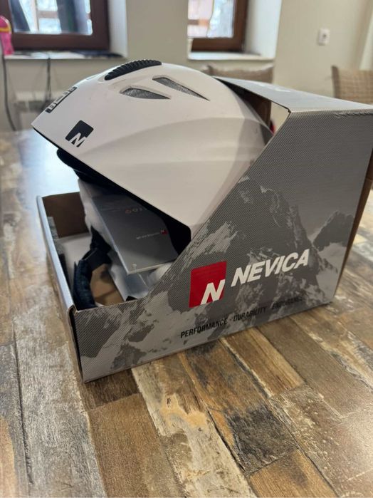 Скиорска каска Nevica