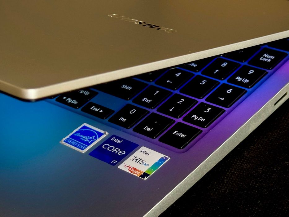 SAMSUNG gAlAxY BOOK NP754XFG exclusive modellardan BIRI