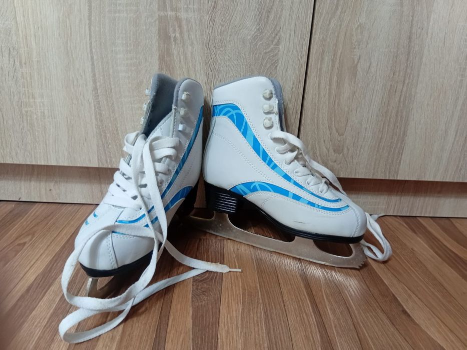 Коньки детские белые.