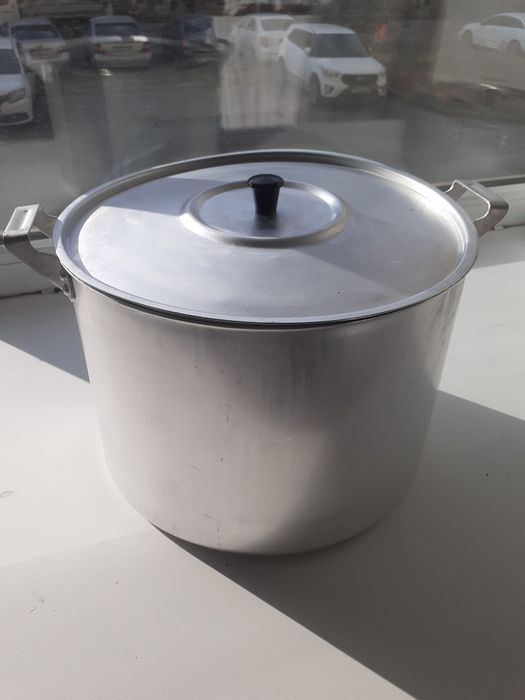 Продам кастрюлю 10 литров 6000 тенге.