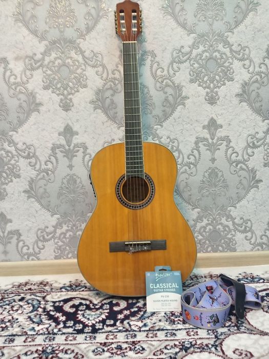Yangi Akustik gitara sotiladi holati ideal
