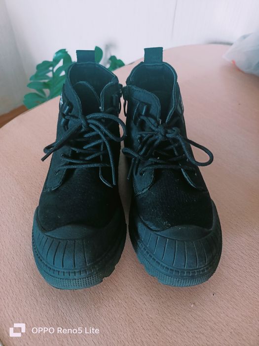 Продам детские ботинки