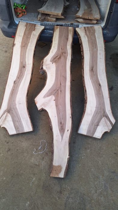 Cherestea nuc, uscata, rindeluita doua fete grosime aproximativa 34mm