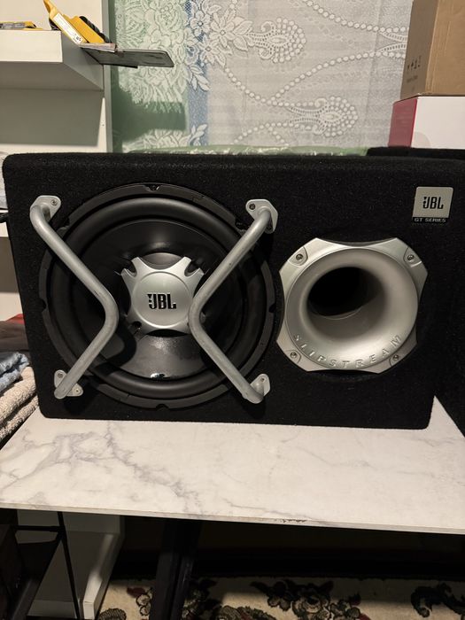 Vând subwoofer JBL
