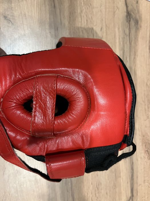 Шлем и перчатки для бокса
