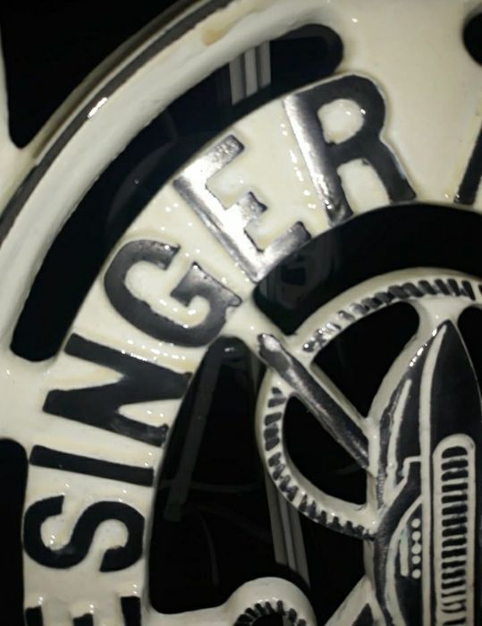 Picioare vechi din fontă, Singer