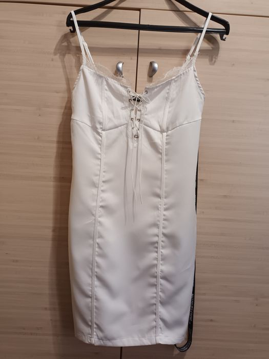 Бяла рокля Pretty Little Thing