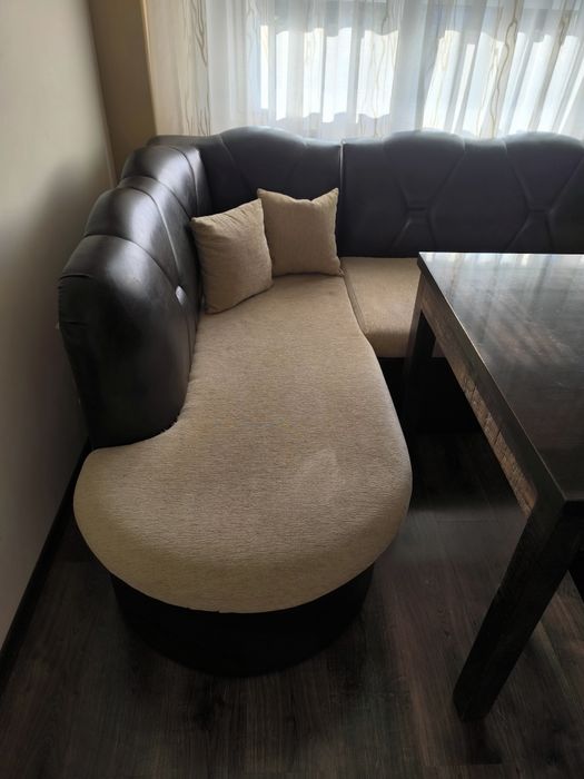 Ъглов диван и маса с три стола