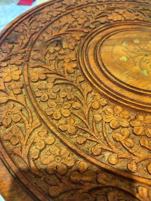 Прекрасна Дървена Масичка-Дърворезба