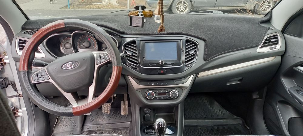 Машину лада Vesta