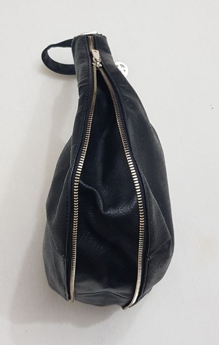 Geanta originala Guess ptr dame, piele neagră, curea umăr, extensibilă