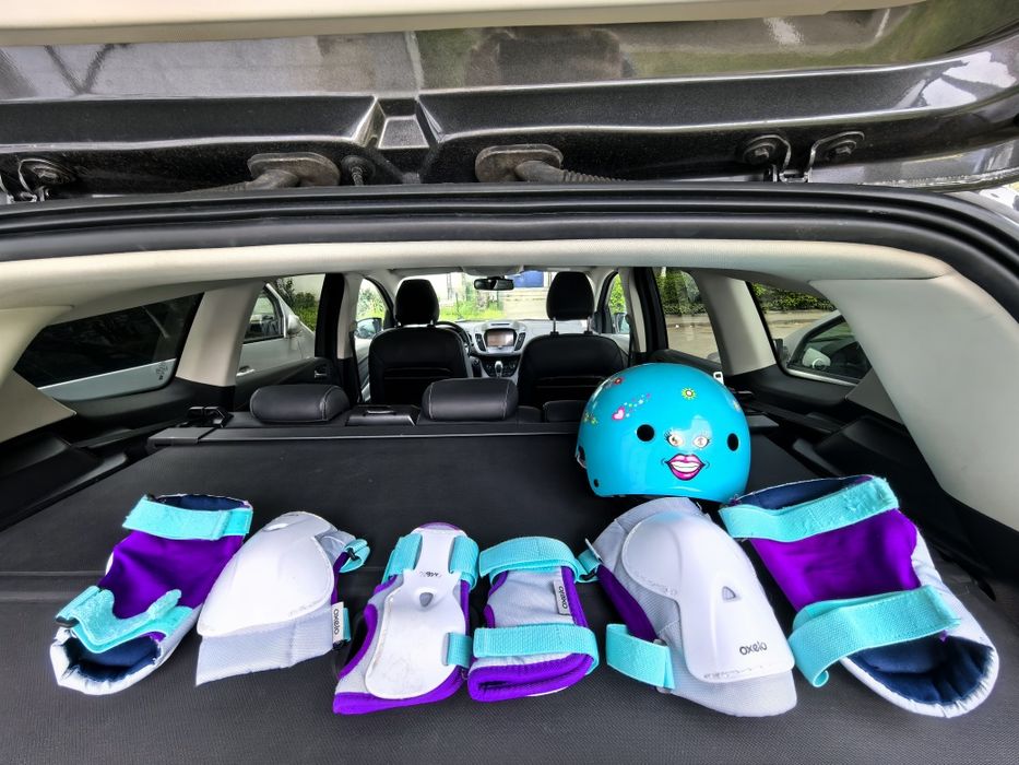 Vând casca și accesorii protecție copii