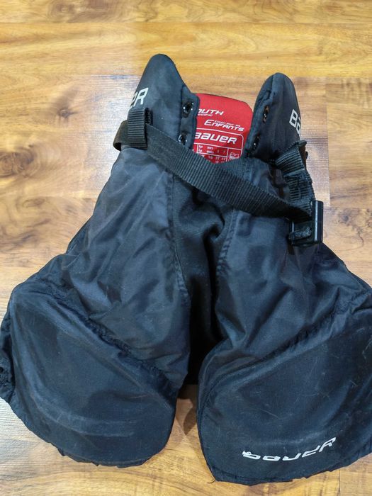 Нагрудник, шлем, шорты хоккейные