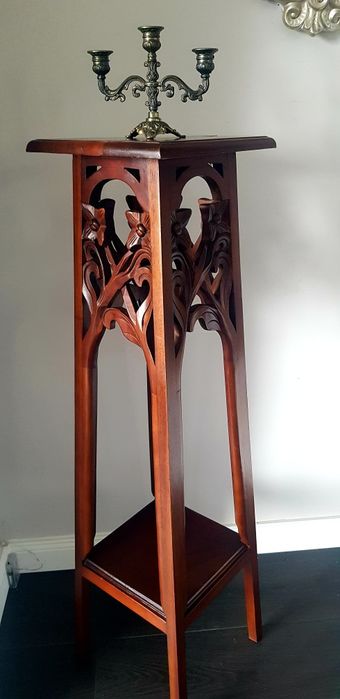 Piedestal vechi din lemn masiv