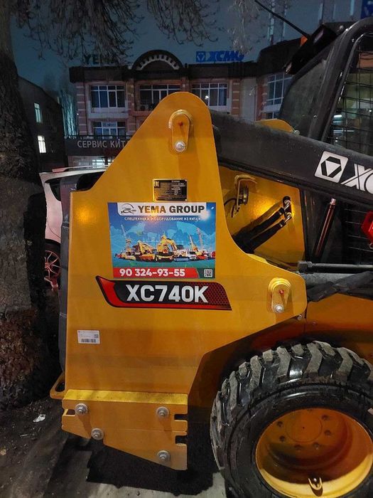 XCMG XC740K малогабаритный мини-погрузчик с бортовым поворотом.