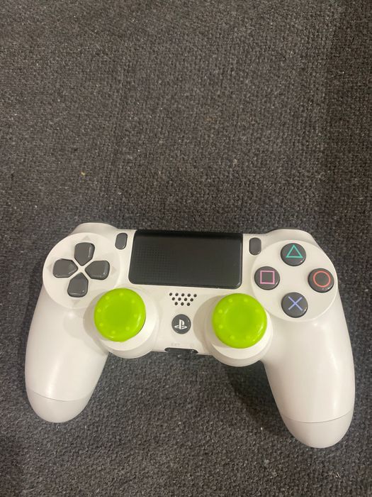PS 4 pro  с два джойстика и стойка , която може да си ги зареждаш