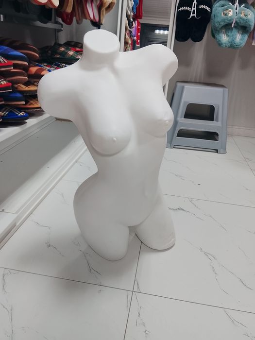 Манекен ақ түсті