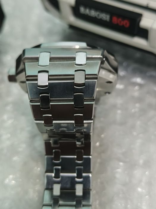 Soat yangi deyarli taqilmagan qirilgan chizilgan joylari yoʻq