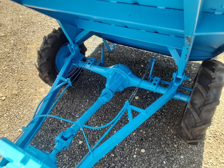 Remorca tractoras basculabila