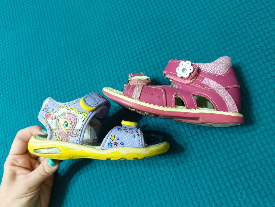 Босоножки, кроссовки, шлёпки, сланцы и кроксы для девочки