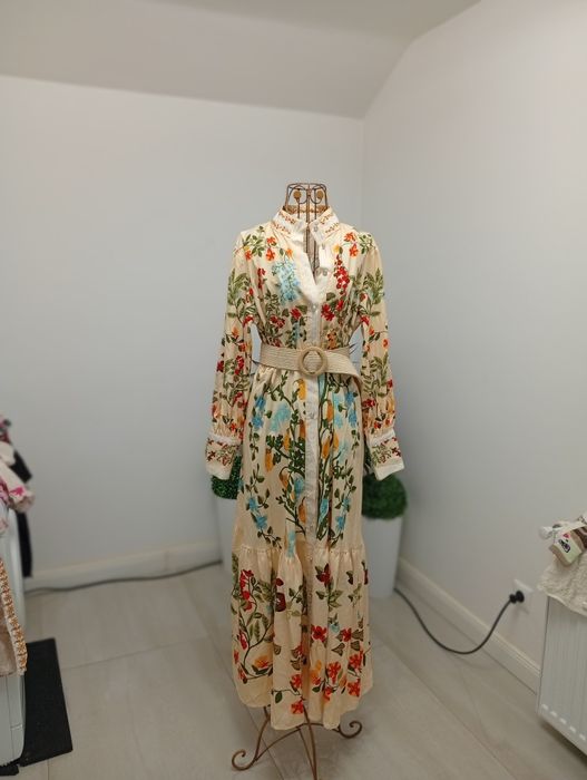 Vând rochii elegante de seara și de vară