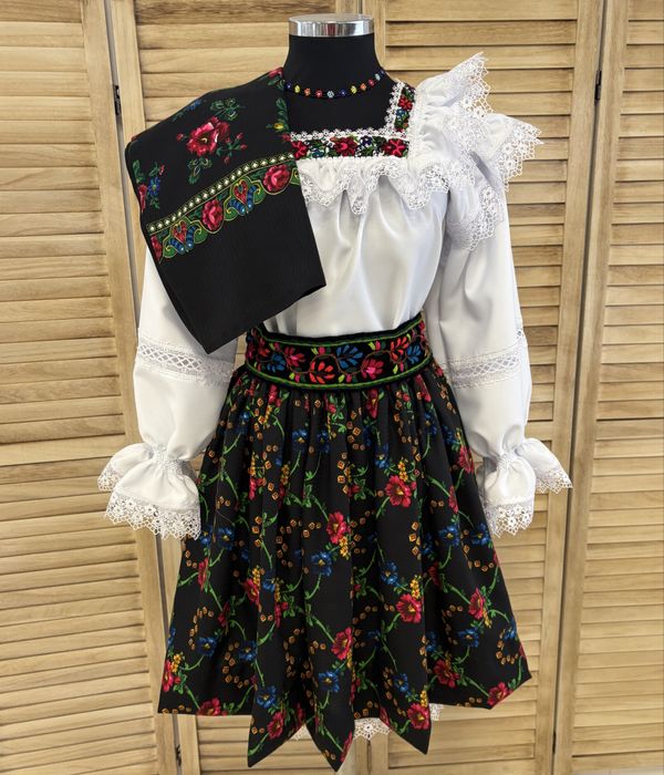 Costum popular pentru femei de Maramureș
