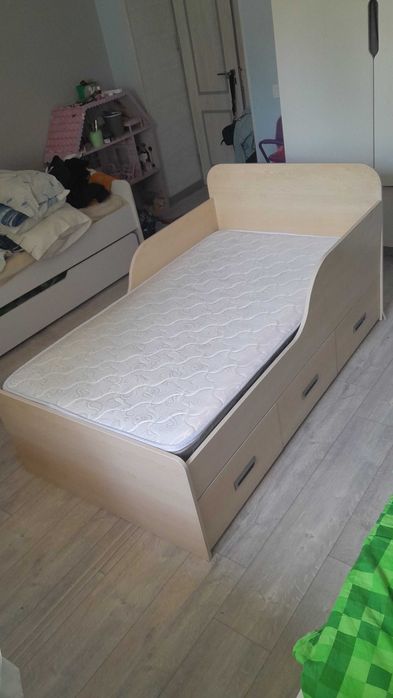 детская кровать с новым матрасом