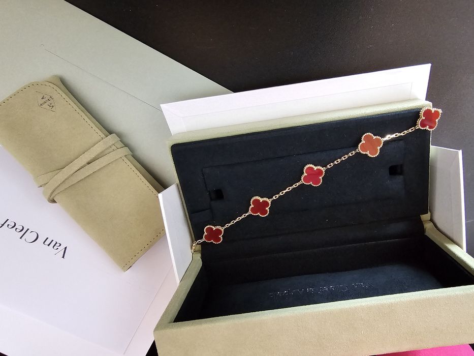 VAN Cleef & Arpels  гривна