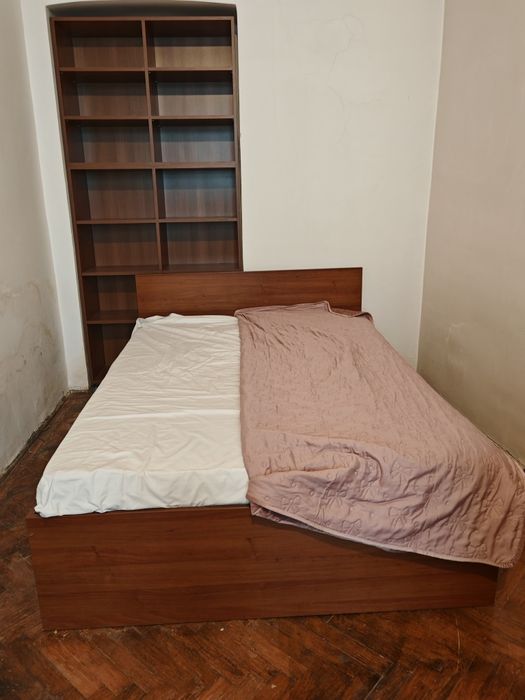Vând pat cu saltea și sertare 160x200