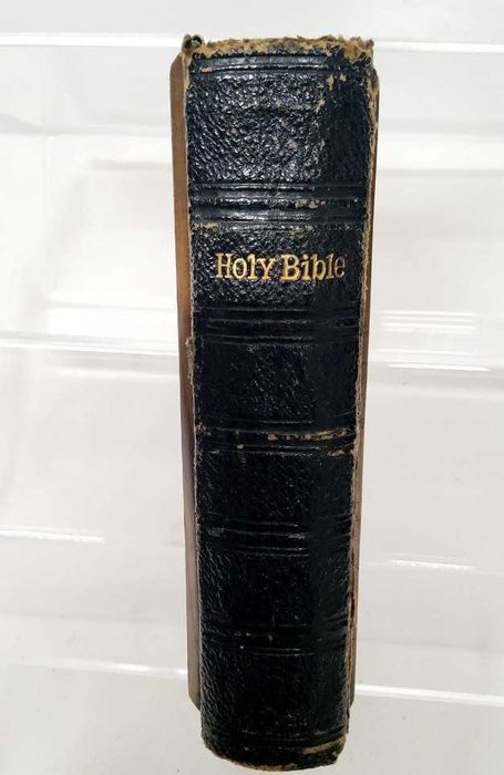 Biblia / Biblie veche, 1898, lb. engleza, pagini aurite pe lateral, 14x10x4 cm. Coperta piele + imitatie lemn, contine si unele harti.