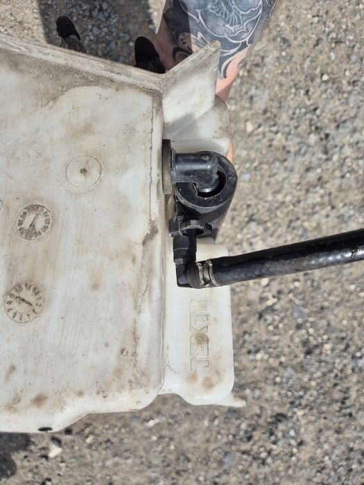 Оригинално Казанче за чистачки за Тойота Авенсис т25  2002- 2008г