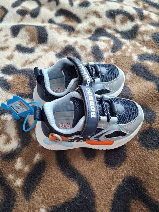 Продам детские кроссовки