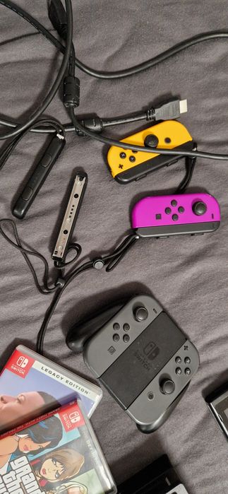 Vând nintendo switch + multe accesorii