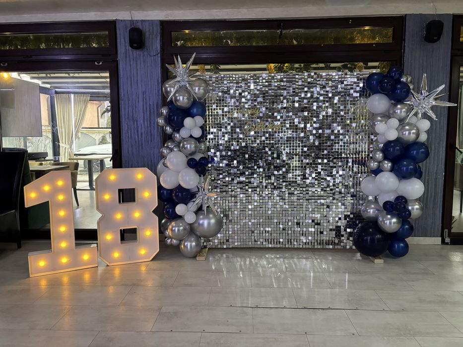 Arcada de baloane - 250 lei, aranjament cristelnita - 150 lei