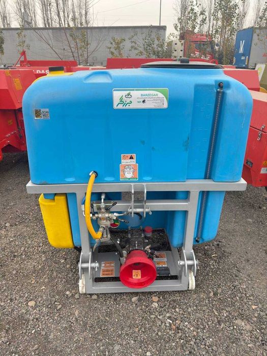 Штанговый опрыскиватель 600 литров производство Италия