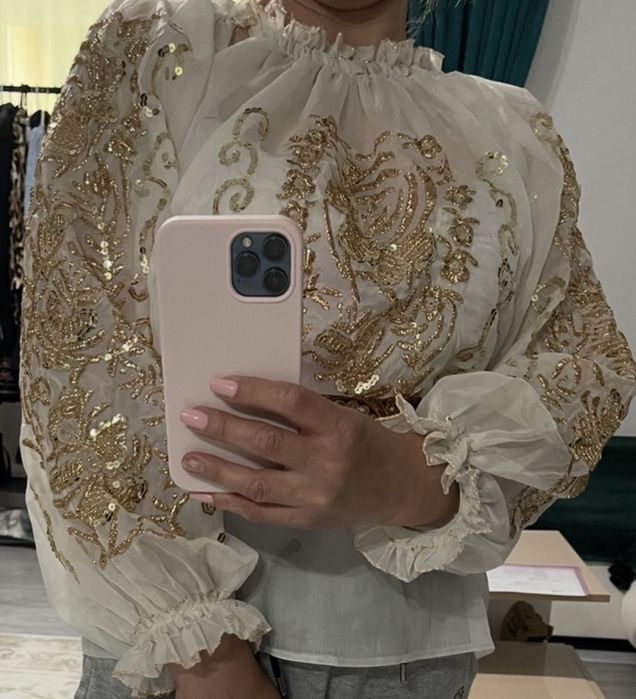 Vand ie , costum  popular  cu fir auriu si paete