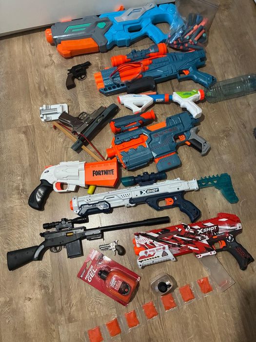 12 pistoale de jucarie