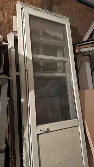 Пластиковая дверь