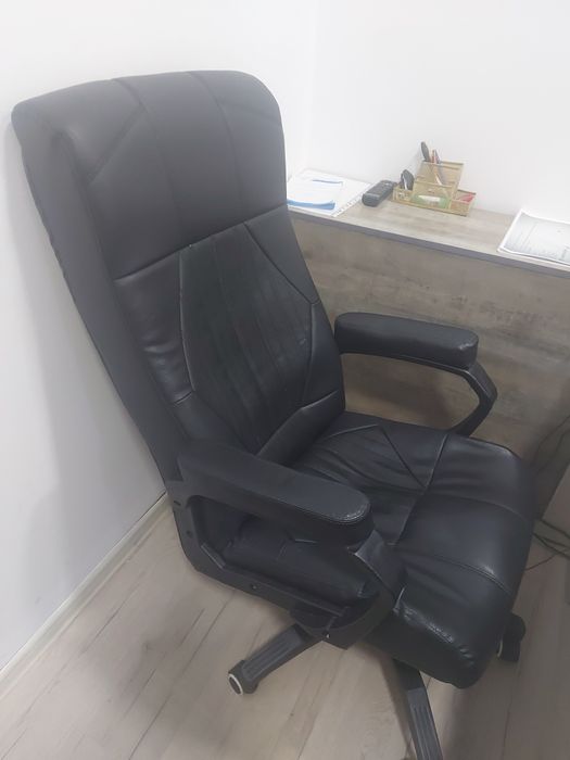 Продам два офисных кресла