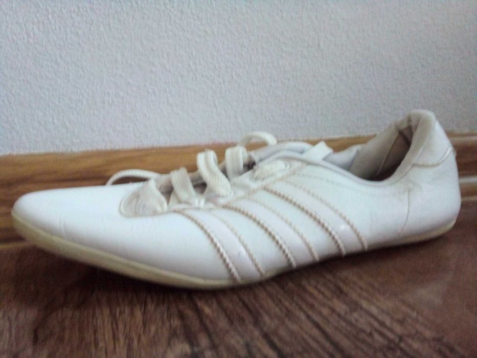 Adidasi de vanzare