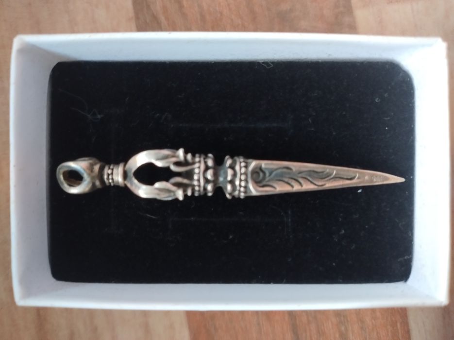 Pandantiv dorje ascuțit Argint 925 
aproximativ 13.6gr ,lung de 6.9cm