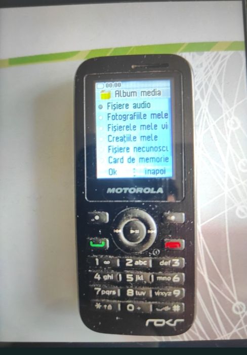 Telefon Motorola cu taste și camera, mic, compact, robust, foarte practic.