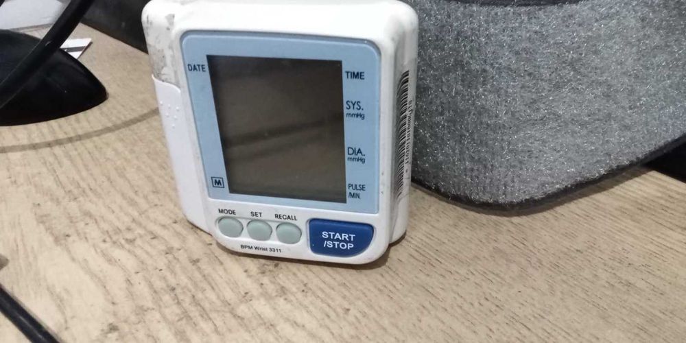 апарат за кръвно
работещ с и зареден батерии
за мерене на китката